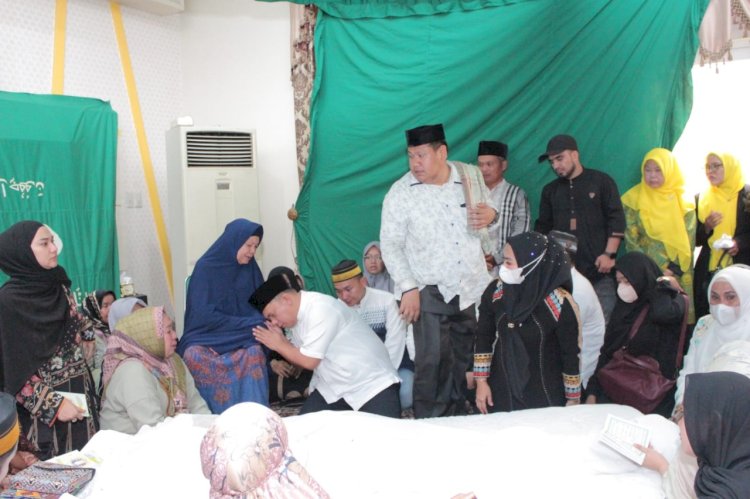 Bupati Labuhanbatu Melayat Kerumah Duka Almarhumah Hj. Ely Zarwati