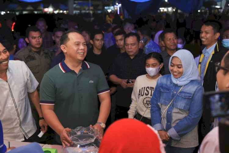 Hadiri Hut Pemkab Labuhanbatu ke 77, Bupati Menyapa Para Pedagang UMKM