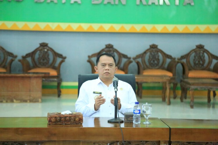 Bupati Serahkan Bantuan kepada Korban Puting Beliung