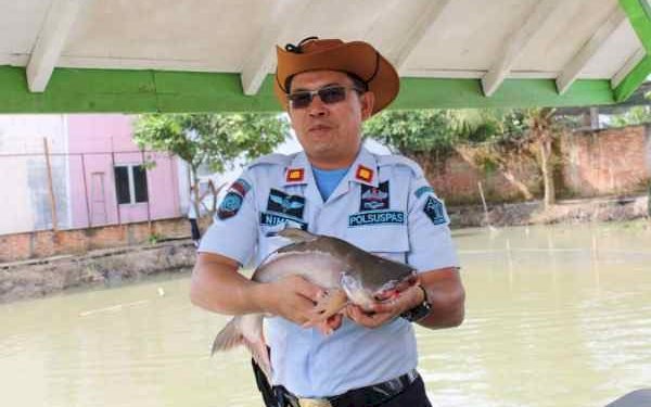 Kepala Rutan Kelas I Medan Pimpin Gotong-royong Bersihkan Areal Kolam Ikan