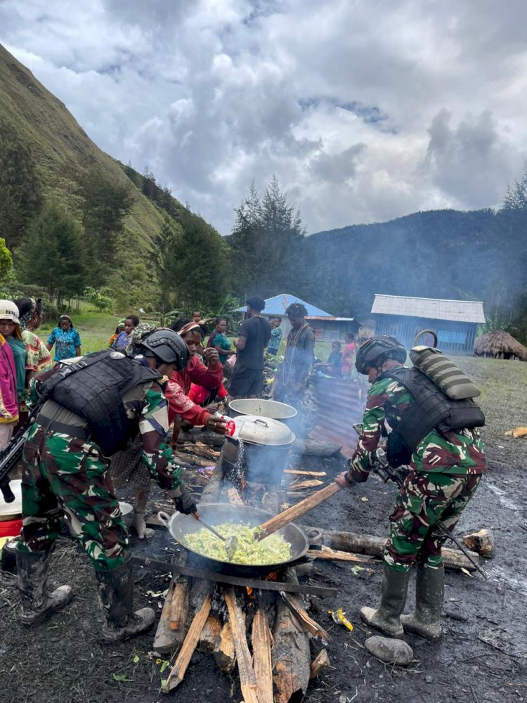 Satgas Mobile Raider 300 Siliwangi Sukseskan Acara Perkawanan 5 Kampung di Kabupaten Puncak Papua