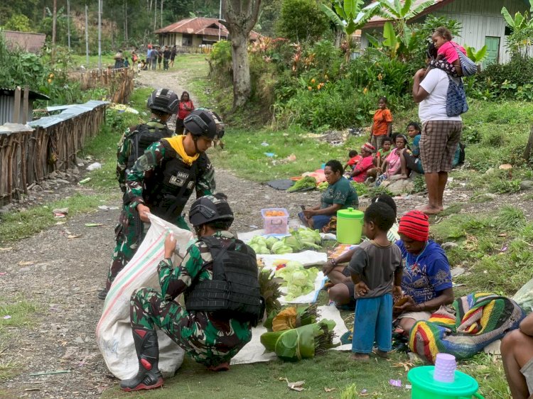 Satgas Mobile Raider 300 Siliwangi Berkunjung ke Pasar Tradisional Distrik Beoga Papua