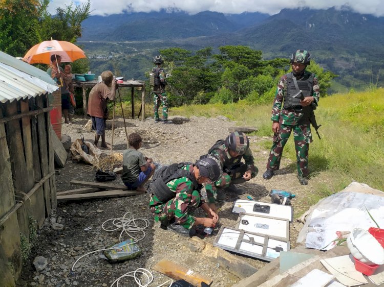 Merasa Bersaudara, Warga Pintu Jawa-Papua Mengadu ke Pos Satgas Mobile Raider 300