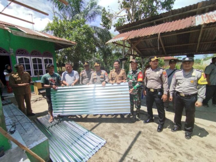 Kapolres Sergai bersama Kapolsek Firdaus Berkunjung Kerumah Warga Akibat Hujan Deras, Mengalami Kerusakan Atap Rumah.