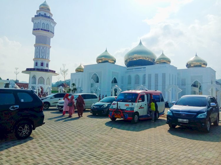 Masjid Agung Al-Abror Kota Padangsidimpuan Tarik Banyak Wisatawan 