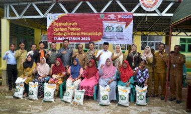 Pj. Wali Kota Padangsidimpuan Menyerahkan Bantuan Pangan Cadangan Beras Pemerintah Alokasi Bulan November Tahun 2023