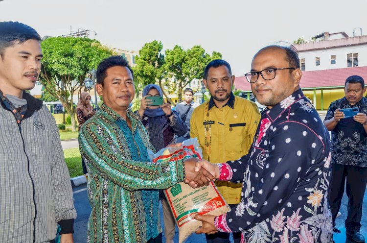 Pj. Walikota Padangsidimpuan Menyerahkan Bantuan Bibit Padi Sawah Gemas El-Nino