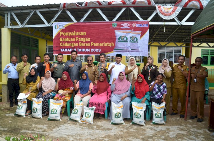 Pj. Wali Kota Padangsidimpuan Menyerahkan Bantuan Pangan Cadangan Beras Pemerintah Alokasi Bulan November Tahun 2023