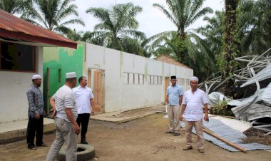 Bupati Labuhanbatu Tinjau Korban Angin Puting Beliung