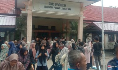 LARI !! Kepala Dinas Pendidikan Menghindar Saat Masyarakat Menyampaikan Aspirasi