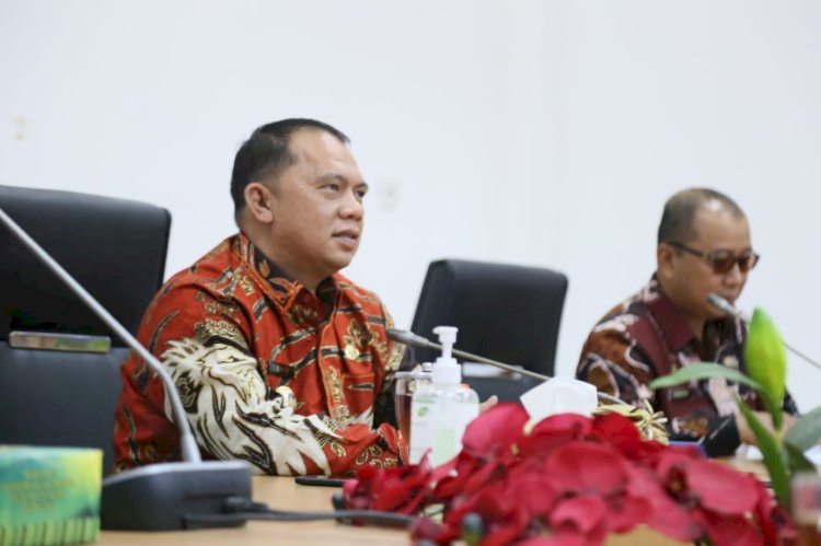 Bupati Labuhanbatu Mengikuti Rapat Virtual Melalui Zoom Meeting