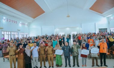 Bupati menyerahkan secara simbolis Bantuan BLT-BBM, BPS Sembako, dan PKH Tahun 2022