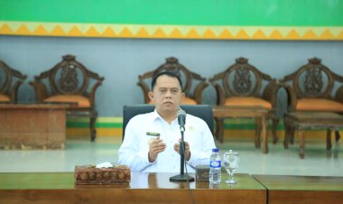 Bupati Serahkan Bantuan kepada Korban Puting Beliung