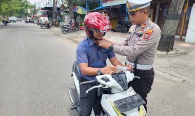 Polres Langkat Menjelang Operasi Zebra Bagi-Bagi Helm Gratis Ke Pengendara Bermotor