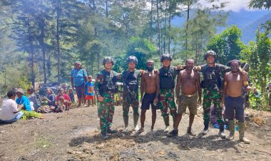 Satgas Mobile Raider 300 Siliwangi Bantu Warga Buka Lahan di Papua