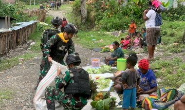 Satgas Mobile Raider 300 Siliwangi Berkunjung ke Pasar Tradisional Distrik Beoga Papua