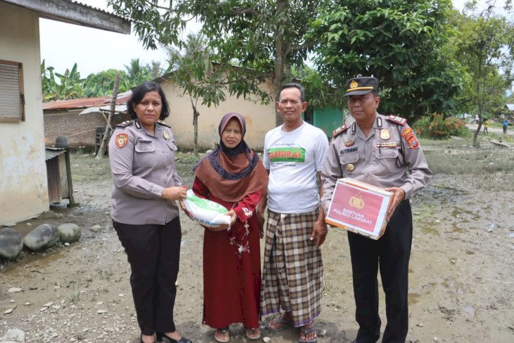 Kapolres Langkat Di Wakili Wakapolres Turun Langsung Berikan Bansos Kepada Warga Terdampak Banjir Di Padang Tualang