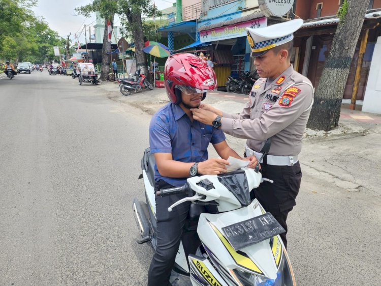 Polres Langkat Menjelang Operasi Zebra Bagi-Bagi Helm Gratis Ke Pengendara Bermotor