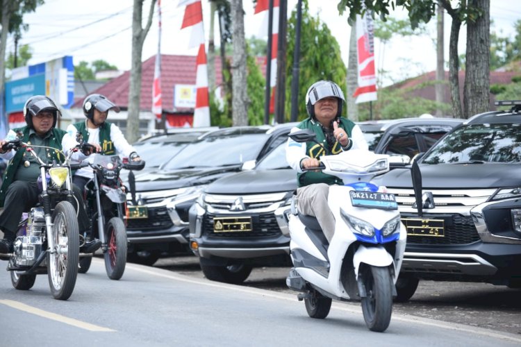 Walikota Padangsidimpuan Test Ride Sepeda Motor Listrik di acara Celebration & Touring With EVIT