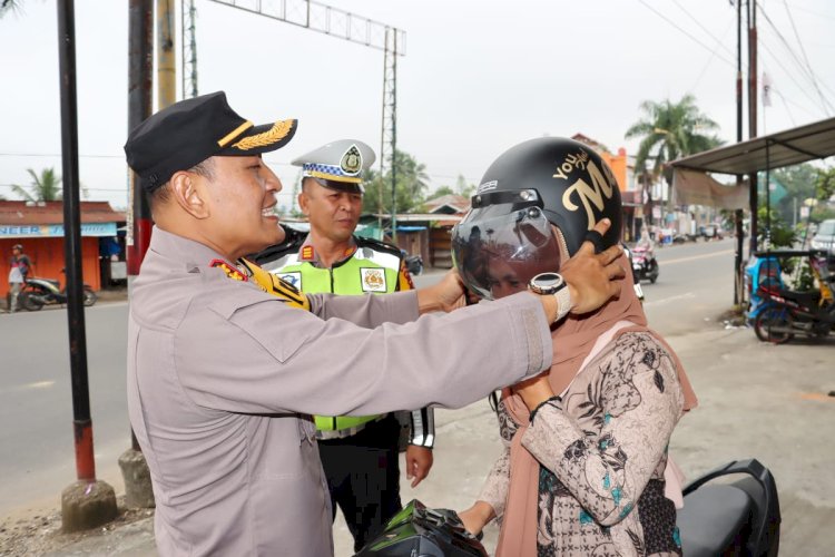 Puluhan Helm Gratis Di Bagikan Kapolres Padangsidimpuan Saat Operasi Zebra Toba Berlangsung 