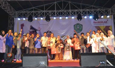 Warga Padati Stadion HM. Nurdin Dalam Acara Pelepasan Wali Kota dan Wakil Wali Kota