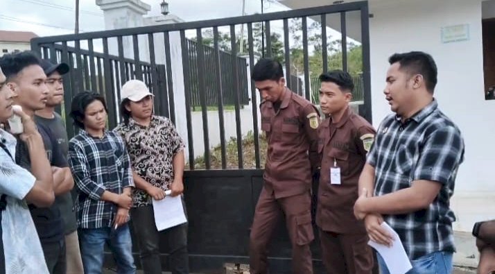 Soroti Kualitas Mobiler Sekolah di Tapsel, Mahasiswa Minta Kejari Bertindak