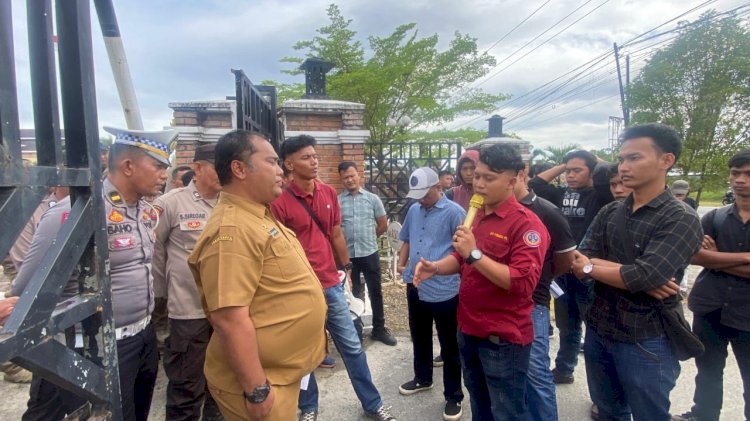 Tak Acuh Terkait Hak Masyarakat, Bupati Paluta di Demo