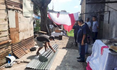 Mengadu Rumah Rusak Akibat Puting Beliung Ketua Fraksi Partai Demokrat Iswanda Ramli Beri Bantuan