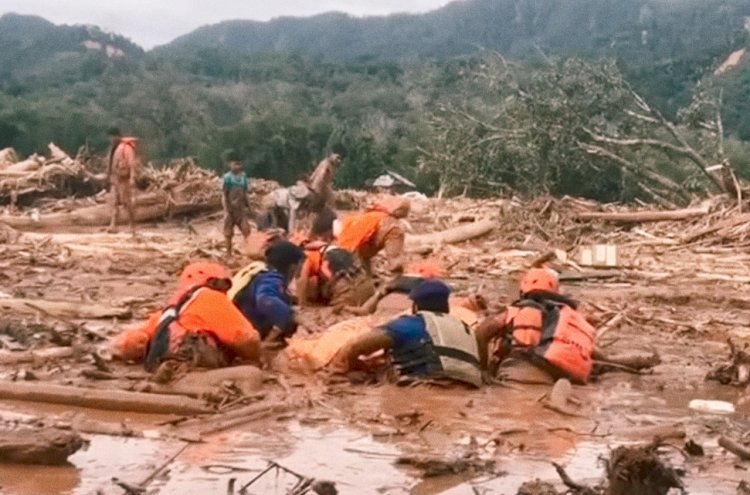 Lumpur Masih Menelan Nyawa, Gubernur Masih Menelan Ego
