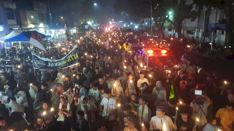Hujan Turun Tak Mengurangi Antusias, Lebih dari 7 Ribu Peserta Pawai Obor Sambut Ramadan 1447 H