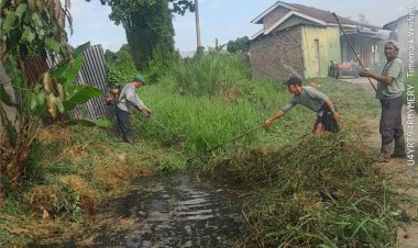 Warga Apresiasi Kinerja Tim P3SU Kecamatan Medan Marelan Bersihkan Parit di Kelurahan Terjun