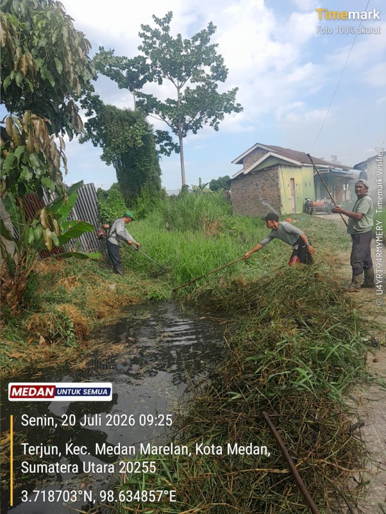Warga Apresiasi Kinerja Tim P3SU Kecamatan Medan Marelan Bersihkan Parit di Kelurahan Terjun